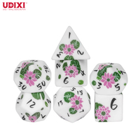 Ensemble de 7 dés polyédriques en résine, faits main et personnalisés, pour jeux de rôle et de société, thème Dragons et Donjons, emballage carton.