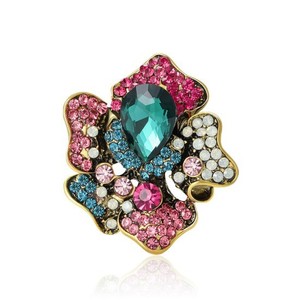 Broche en alliage plaqué or en forme de fleur avec cristal vert taillé en forme de poire et strass pour femmes, accessoires de fête - Product Image 1