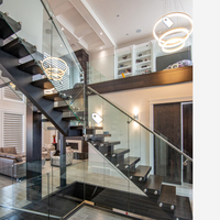Escalier en bois droit avec marches en bois et poutres en fer, design moderne minimaliste simple, style loft, pour villa intérieure
