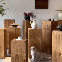 Table basse carrée en bois massif avec tabouret d'angle bas et base en bois sculpté décoratif et ornements en pile