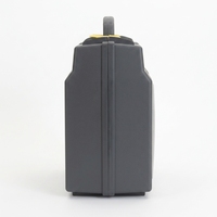 Boîte à outils en plastique noir durable avec fermoirs de verrouillage sécurisés et construction de haute qualité pour le rangement d'outils professionnels