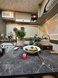 Espaciosa Autocaravana Impermeable con Cocina Integrada de Acero Inoxidable y Diseño Multipersonal para Acampadas Prolongadas - Product Image 6