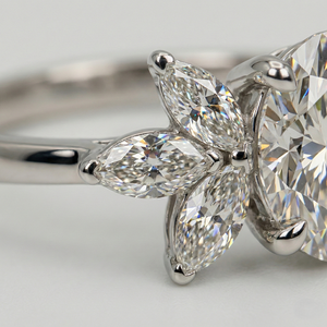 Anillo de Platino con Diamantes Modernos para Mujer, Joyería Fina con Acento de Piedra Brillante y Banda de Platino, para Regalo Nupcial o Uso Diario - Product Image 4