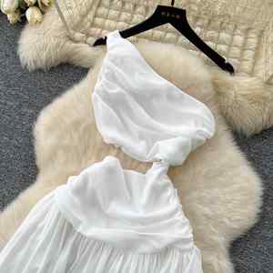 Vestido midi casual ajustado asimétrico de un solo hombro con encaje hueco estilo imperio para mujer, color blanco, de Spring Roman - Product Image 2