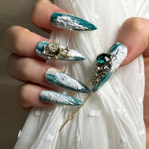 Uñas Postizas de Lujo Góticas Vintage de Primera Calidad, Marca Privada, Uñas Acrílicas Hechas a Mano con Logotipo Personalizado y Pedrería - Product Image 1