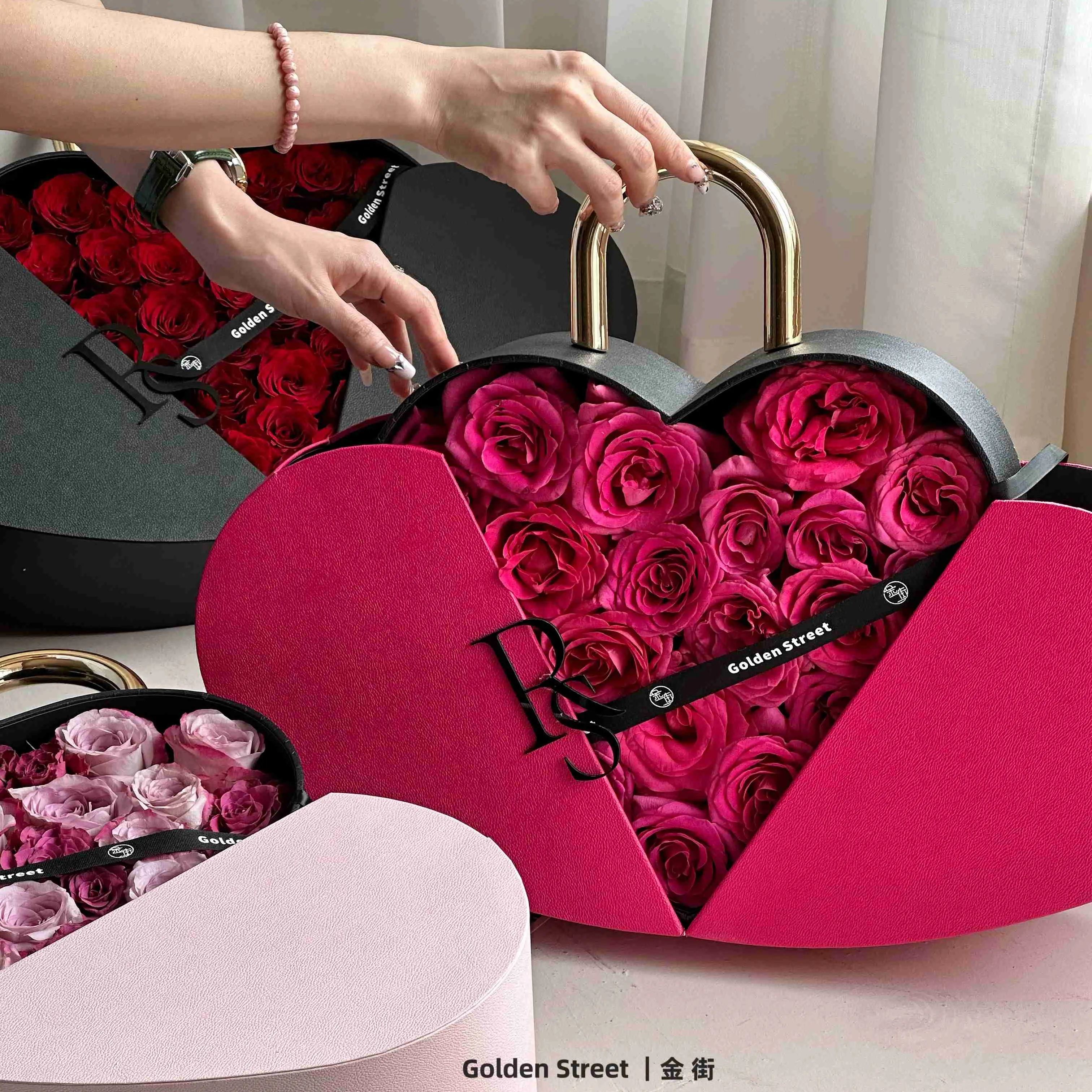 Đôi tình yêu cầm tay Ngày Valentine chìm bằng chứng hoa hộp quà tặng trái cây đồng hành Hộp quà tặng