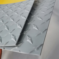 Membrane de protection de toiture en TPO gris soudable à chaud avec bordure en plaque diamantée et ligne de marquage jaune pour passerelle