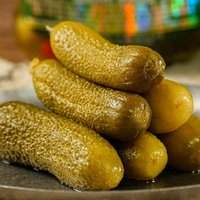 Cornichons de concombre croustillants biologiques épicés aigres tranchés conservés plat végétarien huile salée eau saumure conservée en vrac emballée