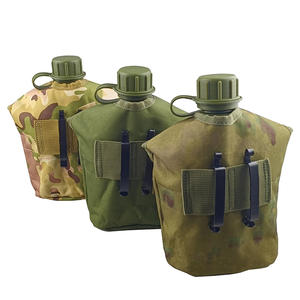 Muestra gratuita: Estilo de Ataque Táctico - Juego de tres botellas de agua de aluminio, una cantimplora de 1.0 litros con taza y funda protectora. - Product Image 2