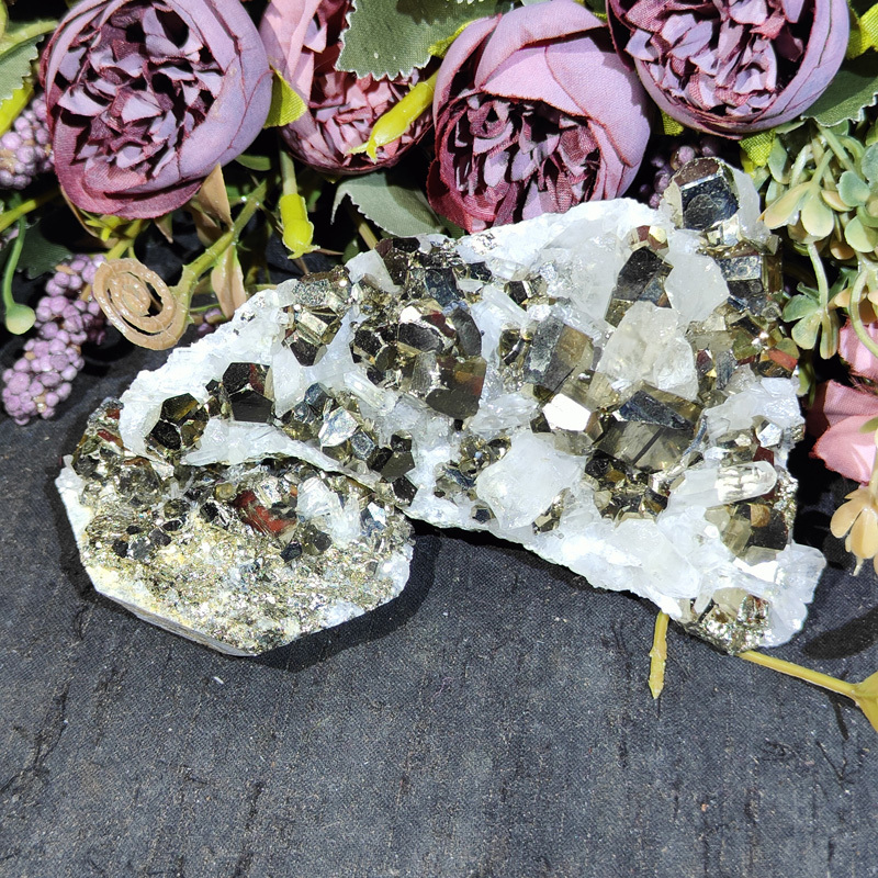 Natural Quartz Shinning Crystal Point Geode