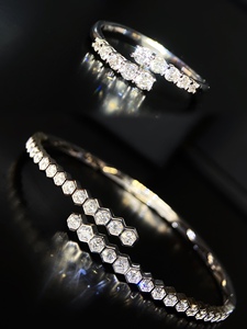 กำไลข้อมือทองคำแท้ 18K แบบปรับขนาดได้สำหรับผู้หญิง ประดับเพชรธรรมชาติ ยี่ห้อ Xinfly รุ่น Custom ดีไซน์เปิดได้ ยืดหยุ่นได้ ของแท้ ทำเองได้ - Product Image 4