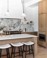 Vermonhouzz Armoire de cuisine moderne au design personnalisé en bois massif, style Shaker droit et fin, placage chêne blanc, avec îlot central et armoires de rangement