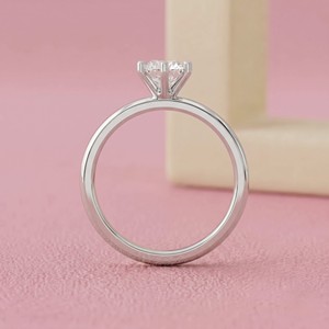 Anillo de Compromiso Solitario con Diamante de Corte Ovalado de Seis Puntas en Banda de Oro Clásica Lisa para Joyería Fina Atemporal - Product Image 4