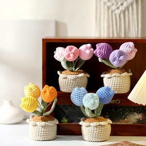 Vaso di tulipani fatto a mano e lavorato a maglia, decorazione per la casa, fiore artificiale, regalo creativo - Product Image 1