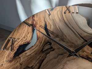 Reloj de Pared de Resina Contemporáneo con Marco de Madera, Elegante, Duradero y Funcional, Perfecto para la Sala de Estar - Product Image 2