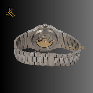 Exquisito reloj de diamantes Moissanite elaborado con precisión y lujo para aquellos que aprecian los relojes de calidad superior - Product Image 4