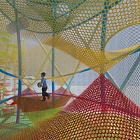 Aire de jeux extérieure en filet arc-en-ciel avec mur d'escalade souple et balançoire pour parc d'attractions et parc pour enfants, matériau en nylon haute capacité