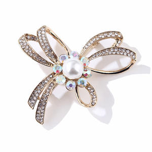 Lujosos broches de aleación chapados en perlas para mujer, accesorio perfecto para bolsa de <span class=keywords><strong>regalo</strong></span> de compromiso para fiesta de boda - Product Image 4