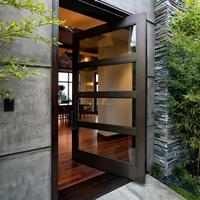 Porte pivotante moderne en aluminium noir avec impostes latérales et design à grilles, grande porte en verre, entrée principale de villa, système d'entrée extérieure