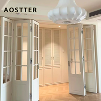 Puerta Plegable de Aluminio Estilo Francés Blanca AOSTTER con Vidrio Templado Transparente y Riel Empotrado para una Elegante Casa de Campo