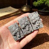 Plaque rectangulaire sculptée à la main en Yooperlite naturelle, motif tête de loup, pendentif totem de loup en pierre précieuse, ornement décoratif artisanal en cristal