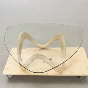 कंक्रीट पैरों के साथ आधुनिक टेम्पर्ड क्लियर कॉफी टेबल त्रिकोण ग्लास साइड टेबल