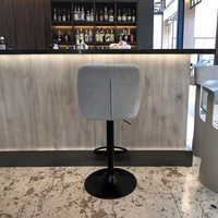 Tabouret de bar moderne au design esthétique commercial, en tissu crème, ergonomique, avec levage libre et repose-pieds stable, pour hôtel et bar à domicile