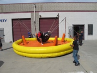 Taureau mécanique gonflable à bungee très vendu, machine de rodéo gonflable pour jeux sportifs