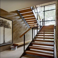 Escalier flottant en forme de U personnalisé pour l'intérieur, cadre en acier avec marches en bois de chêne, style minimaliste pour les maisons duplex et villas