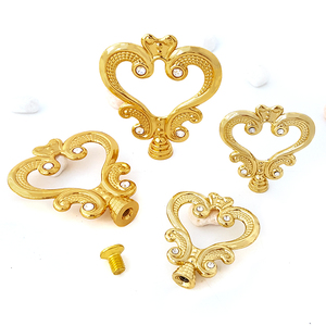 Conception originale en forme <span class=keywords><strong>de</strong></span> coeur avec <span class=keywords><strong>poignée</strong></span> et bouton <span class=keywords><strong>de</strong></span> couvercle en cristal Poignées métalliques <span class=keywords><strong>de</strong></span> couvercle personnalisées Accessoires <span class=keywords><strong>de</strong></span> boutons d'ustensiles <span class=keywords><strong>de</strong></span> cuisine et <span class=keywords><strong>de</strong></span> meubles - Product Image 5