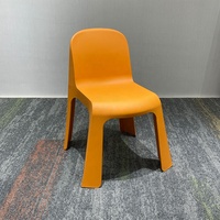 Moderner Outdoor-Plastikstuhl in Orange, Wasserdicht, Tragbar, Leichtgewichtig, Stapelbar für Kreative Studios, Cafés und Spielbereiche