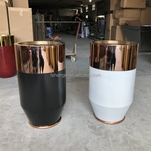 Jarrón <span class=keywords><strong>de</strong></span> flores <span class=keywords><strong>de</strong></span> metal dorado <span class=keywords><strong>de</strong></span> lujo, maceta <span class=keywords><strong>de</strong></span> flores dorada <span class=keywords><strong>con</strong></span> espejo <span class=keywords><strong>de</strong></span> acero alto a precios baratos - Product Image 4