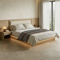 Lit d'hôtel moderne en bois clair sur mesure avec panneau de fond intégré et éclairage LED