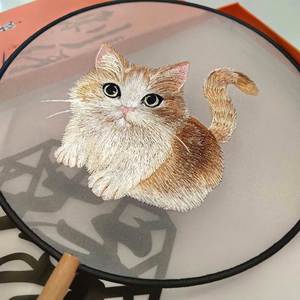 Abanico de Bambú Bordado con Flores Tradicionales, Ecológico, Portátil, Artesanal, Estilo Japonés, con Diseños Grabados - Product Image 2