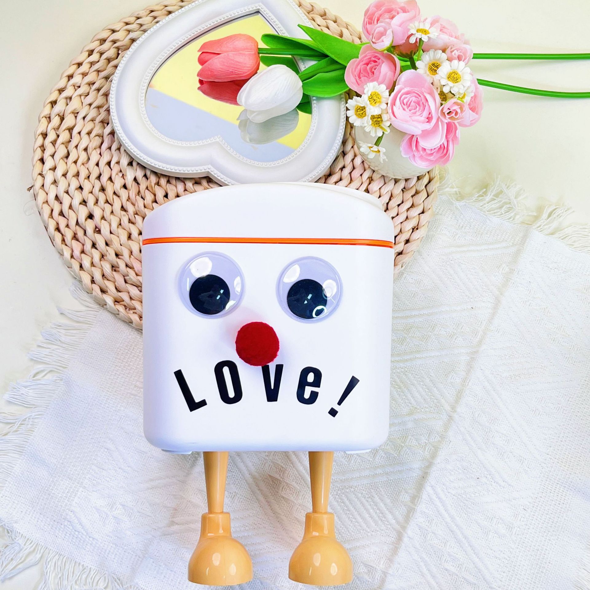 Yeux, nez et lettres autocollants blancs et orange ; pieds