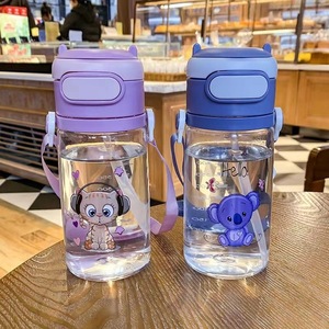 Botella de agua infantil de dibujos animados con pajita y correa, libre de BPA, de plástico, para uso escolar y al aire libre. - Product Image 3