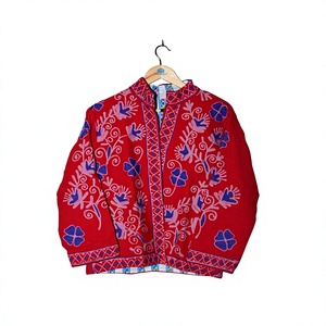 เสื้อแจ็คเก็ตบอมเบอร์ผู้หญิง ปักมือ ถักทอด้วยมือ สีแดง ผ้าฝ้าย 100% เป็นมิตรกับสิ่งแวดล้อม ลายดอกไม้ สไตล์ชาติพันธุ์ โบโฮ คอตั้ง มีซับใน ทอมือ - Product Image 1
