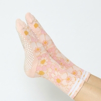 Chaussettes de Pilates antidérapantes haut de gamme, design côtelé, bord festonné, grip en silicone pour le yoga, la barre, le studio, logo personnalisé OEM ODM