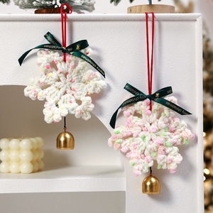Adorno de copo de nieve de ganchillo hecho a mano con campana, decoración colgante para árbol de Navidad, colgante para coche, regalo de Navidad - Product Image 2