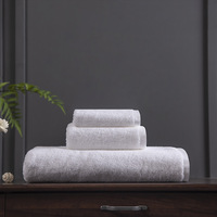 Ensembles de serviettes de luxe blanches en éponge avec logo brodé 100% coton personnalisé pour les équipements de spa ensemble de fournitures d'hôtel linge de lit d'hôtel