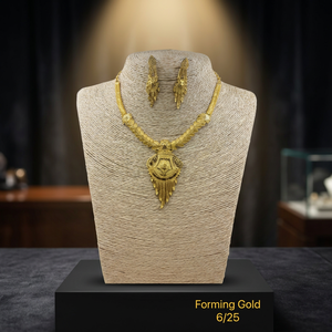 Parure de mariage indienne sud-est duvilloise en laiton plaqué or, design tendance orthodoxe avec fermoir, comprenant collier long, boucles d'oreilles et bague - Product Image 2