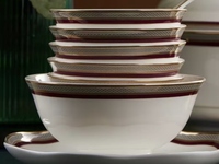 Service de table Hongyun Datou 50 pièces en porcelaine fine, bordure dorée de luxe, motif bordeaux, vaisselle ronde, ovale et irrégulière pour la maison