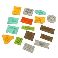 Étiquettes en cuir suédé faites à la main avec impression sérigraphique, forme carrée gaufrée, lavables, en rouleau, logo personnalisé pour vêtements, chaussures, sacs