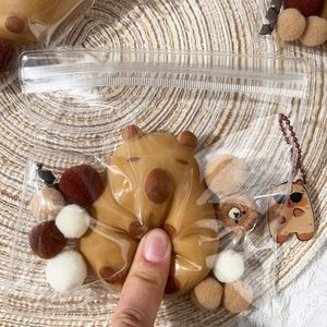 Muñeco de silicona pequeño Kapibala popular para niños, juguete antiestrés de celebridad de internet, bola de descompresión, artefacto blandito para apretar, juguetes de apretar - Product Image 4