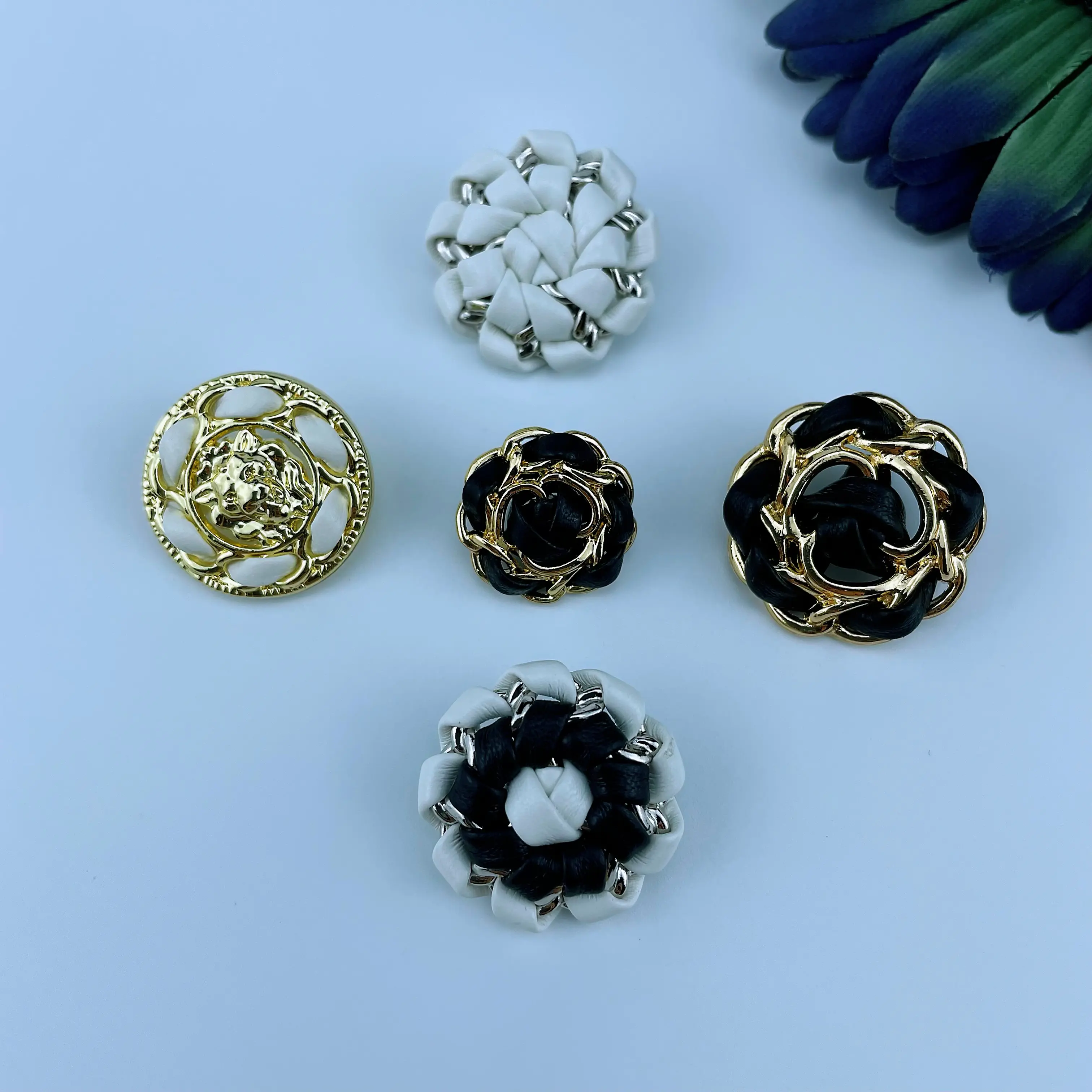 Pirinç dikiş fantezi gömlek takım düğmeleri ceket taşlar giysiler aksesuarları Metal alaşım PU deri ile özelleştirilmiş çiçek düğmesi