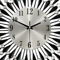 Jam Dinding Sunburst Emas Dekoratif Logam dengan Aksen Berlian Imitasi untuk Ruang Tamu dan Pintu Masuk