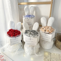 Bouquet de fleurs éternelles en peluche 2026 avec 11 roses et oreilles de lapin, arrangement floral préservé fait main pour la remise des diplômes