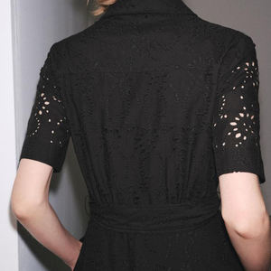 Nouvelle robe maxi tendance à col ajouré, boutonnée, avec broderie à la taille, sur mesure, 100% coton - Product Image 5