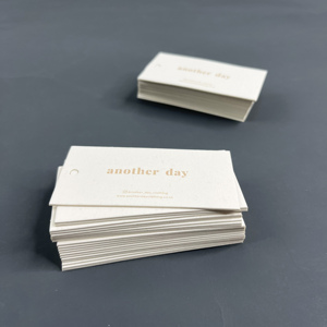 Étiquettes de vêtements en papier grainé naturel, impression dorée personnalisée, étiquettes de vêtements en papier recyclé pour les marques de mode éco-responsables - Product Image 3
