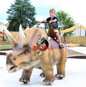 Manège de dinosaures pour enfants dans un parc d'attractions - Product Image 1